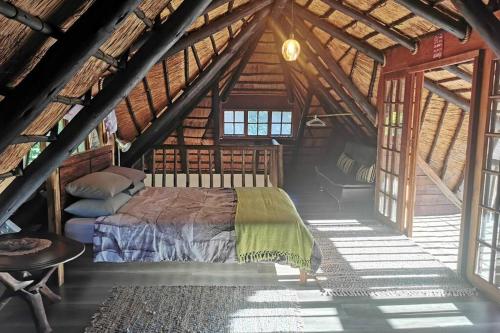 um quarto com uma cama num chalé de madeira em Nature Lovers Paradise em Gillitts