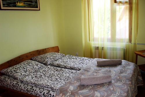 Een bed of bedden in een kamer bij Три Брати