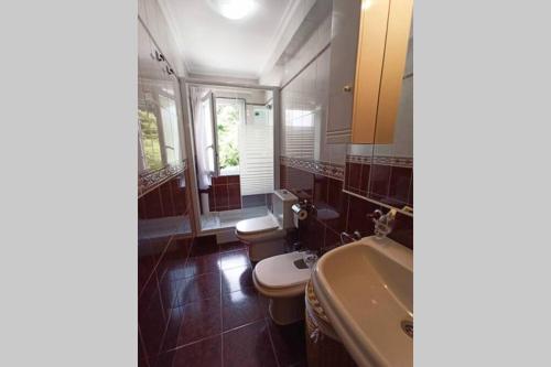 La salle de bains est pourvue d'un lavabo et de toilettes. dans l'établissement Covas Playa Casita, à Viveiro