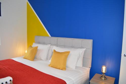 a bedroom with a bed with yellow and blue at Modern 1 Bed Apartment in Hatfield - Walking distance to Uni & Business Park - FREE Onsite Parking in Hatfield