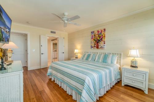 En eller flere senge i et værelse på Palm Island Condo #12508
