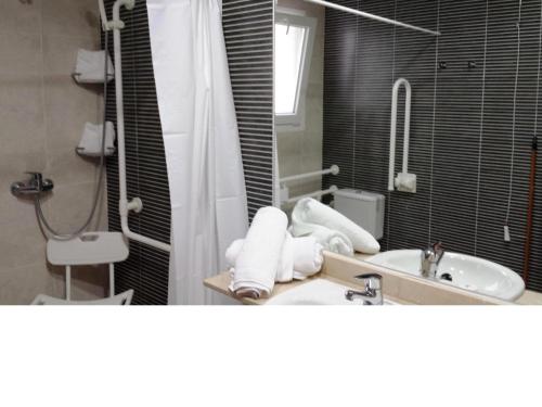 Ett badrum på Ballesol Costablanca Senior Resort mayores de 55 años