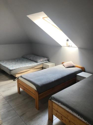 Letto o letti in una camera di Noclegi u Alicji