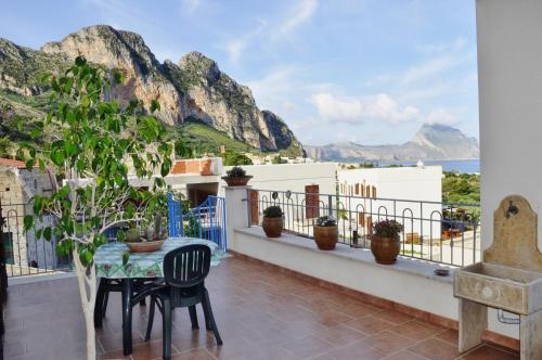 a balcony with a table and chairs and a view of the ocean at Verdemare in Macari