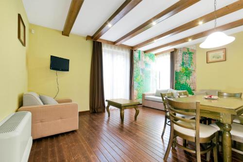 バーンクにあるTó apartmanházakのテーブルとソファのあるリビングルーム