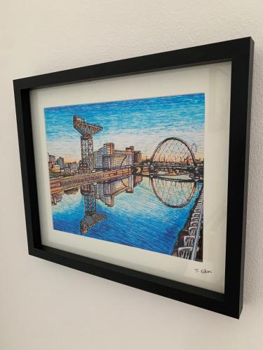 a framed picture of the brooklyn bridge at The Cochno Flat, Clydebank in Dalmuir