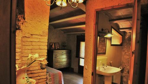 uma casa de banho com um lavatório e um lavatório em Masia El Canalot - Molí Del Pont em Cornudella