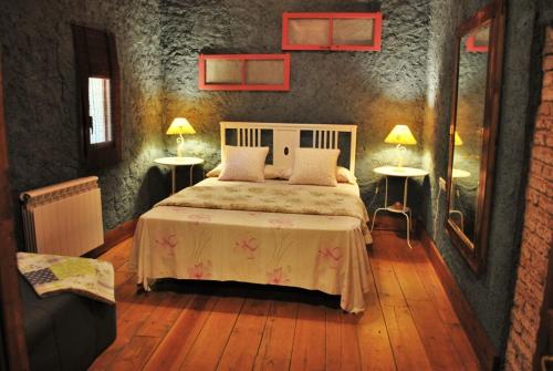 A bed or beds in a room at Masia El Canalot - Molí Del Pont