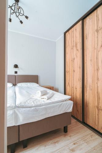 a bedroom with a bed and a wooden door at Pokoje Venezia in Cieszyn