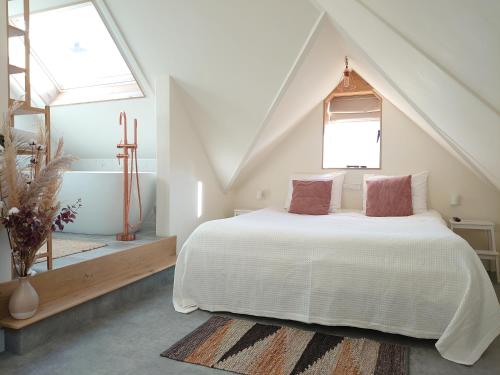 Postel nebo postele na pokoji v ubytování Op Oost Boutique hotel & Restaurant het Kook Atelier