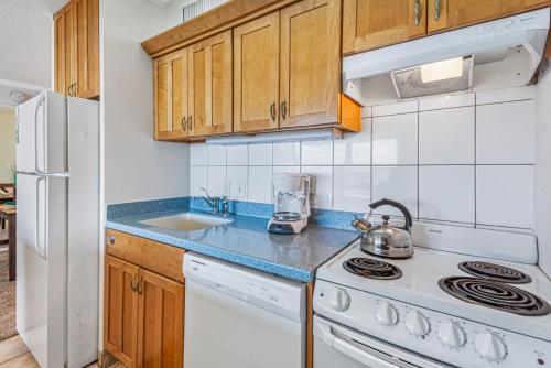 Η κουζίνα ή μικρή κουζίνα στο Maui Kai 805 Ocean View 1 bedroom 1 bath condo