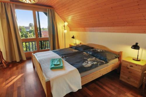 Magnifique villa proche du lac de Morat في مورتين: غرفة نوم مع سرير مع طاولة عليه