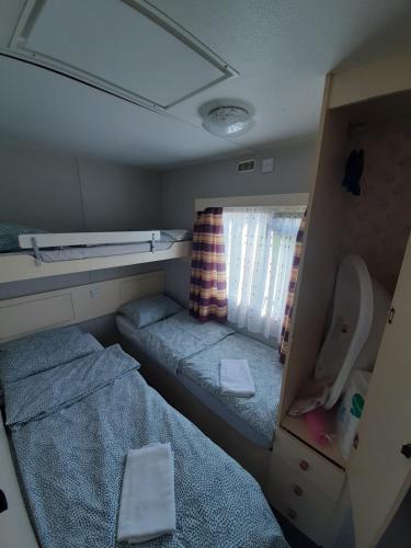 a small room with two beds and a window at Gosp. Agroturystyczne Stary Gaj in Żerkowice