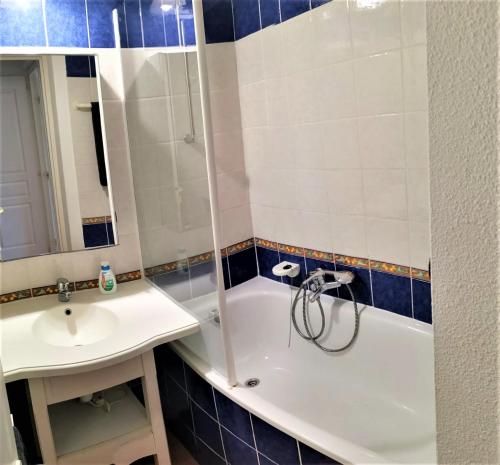 une salle de bain avec une baignoire et un lavabo dans l'établissement Les rivages de Coudoulière, à Six-Fours-les-Plages