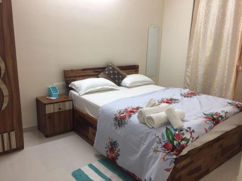 Кровать или кровати в номере Tata Housing -Garden & pool view-6KM from Airport