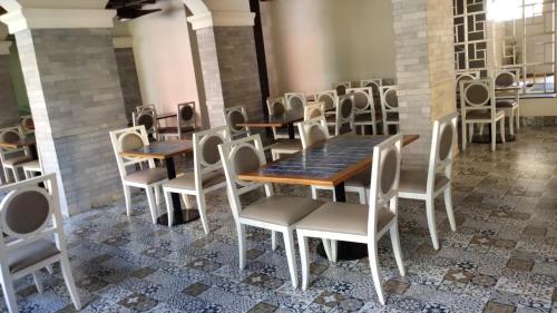 Ресторан / где поесть в Tata Housing -Garden & pool view-6KM from Airport
