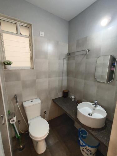Ванная комната в Tata Housing -Garden & pool view-6KM from Airport
