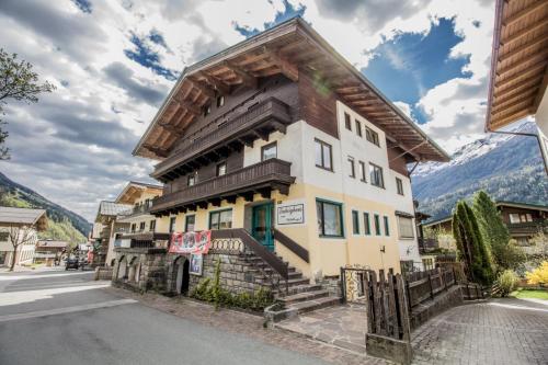 a house in the middle of a street at Ludwighaus in Neukirchen am Großvenediger