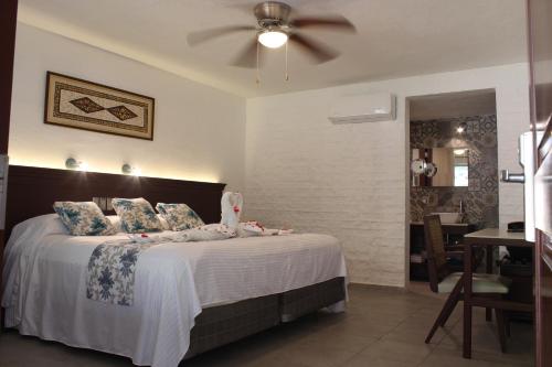 Una cama o camas en una habitación de Hotel Puerta Chichen