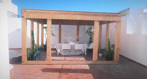 Villa Kenza في طنجة: شرفة عليها طاولة بيضاء