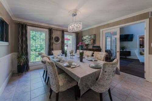 a dining room with a table and chairs at Casa Blanca Boutique Bed & Breakfast in Niagara on the Lake