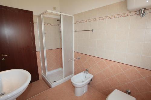 リヴォトルトにあるIl Tugurio Agriturismo B&Bのバスルーム(シャワー、トイレ、シンク付)