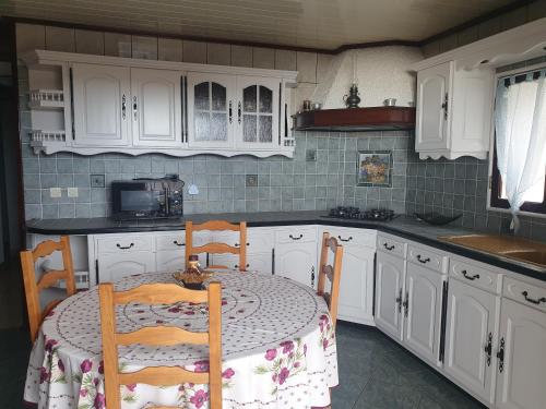 Una cocina o cocineta en Maison chaleureuse dans un cadre calme et agréable