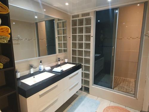 Ванная комната в Maison chaleureuse dans un cadre calme et agréable