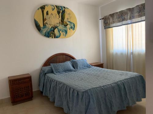 1 dormitorio con cama y espejo en la pared en Salta en Salta