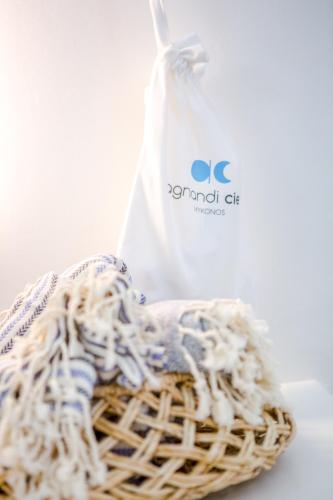 a basket with a shopping bag next to it at Agnandi Cielo in Tourlos