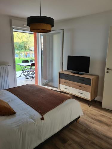Tempat tidur dalam kamar di L'instant Léman - T2 3 étoiles à 5min de Thonon et Evian avec terrasse et jardin à 100m du lac