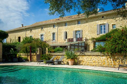 un immeuble avec une piscine devant un immeuble dans l'établissement Abacard Home Gite adult only, à Roquemaure