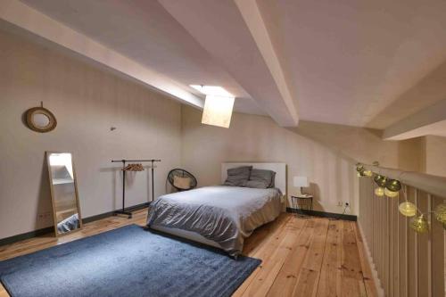 una camera con letto e tappeto blu di CENTRE VILLE Appartement 75m2, avec 3 chambres a Carcassonne