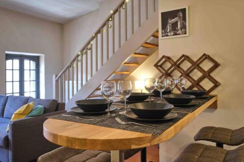 - une table avec des bols et des verres à vin dans l'établissement CENTRE VILLE Appartement 75m2, avec 3 chambres, à Carcassonne