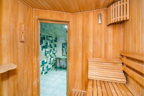 uma sauna com um banco numa sala de madeira em Baku Nizami Street Triplex 4 bedroom em Baku