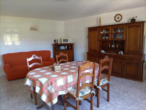 cocina con mesa, sillas y sofá en Casa Lameiro Redondela, en Redondela