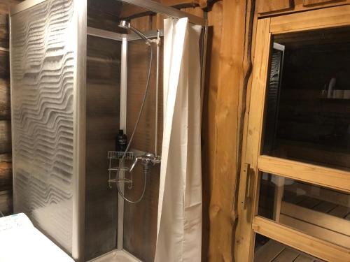 e bagno con doccia e tenda. di Rukanloiste a Ruka