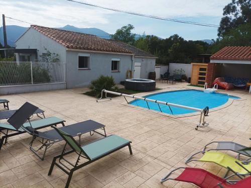 un patio con sillas y una piscina en La Céret'nitude, en Céret