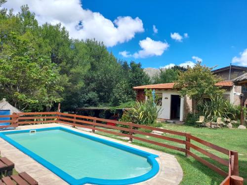 Πισίνα στο ή κοντά στο Cabañas de Tronco Silvestre