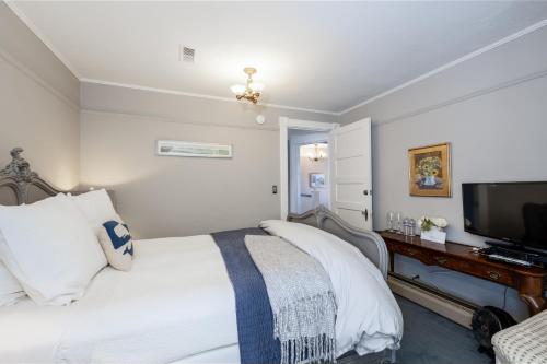 Μια τηλεόραση ή/και κέντρο ψυχαγωγίας στο Nantucket Whale Inn, Half Moon Bay