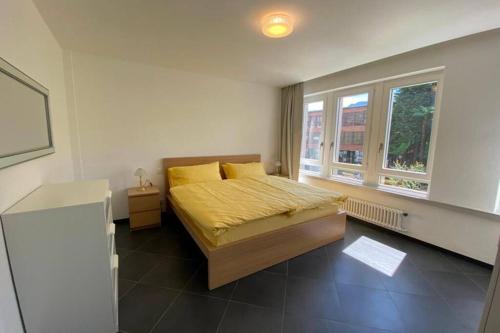 - une chambre avec un lit et 2 fenêtres dans l'établissement CENTRO Appartamento Ascona, à Ascona
