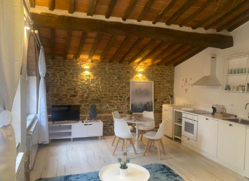 A kitchen or kitchenette at La Torre di Borgunto - Piazza Grande