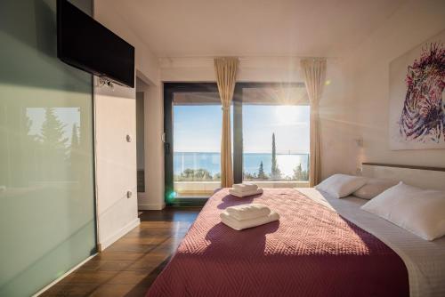 Ένα ή περισσότερα κρεβάτια σε δωμάτιο στο Royal Promons - heated pool