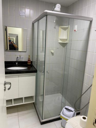 Un baño con ducha, lavabo e inodoro. en victory flat em Intermares, en Cabedelo