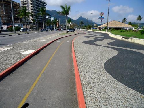 une rue vide avec une route courbe dans l'établissement Casa de praia no centro de Caraguatatuba, à Caraguatatuba