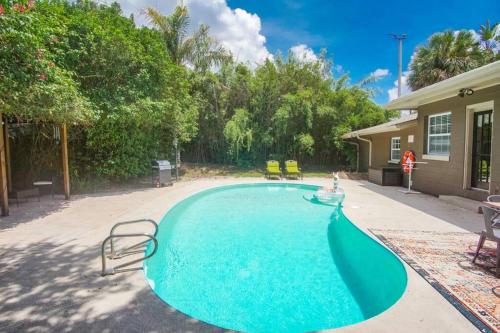 Boho Vibes- private pool- 10 min to Raymond James