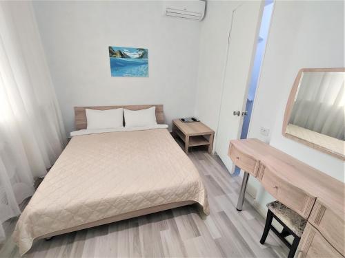 ノヴォロシースクにあるBurun - Бурунの小さなベッドルーム(ベッド1台、テーブル付)