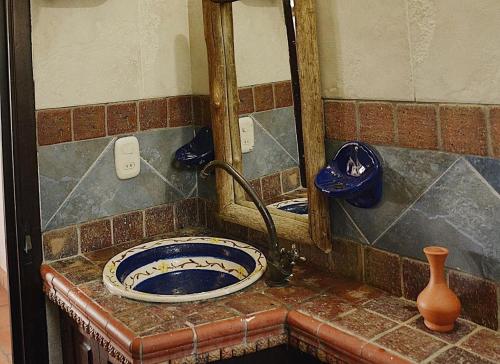 y baño con lavabo y espejo. en Marboa Campestre, en Curití