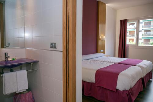 Un pat sau paturi într-o cameră la Hotel Jatorrena