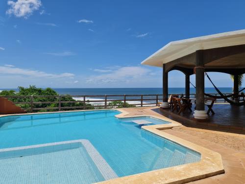 בריכת השחייה שנמצאת ב-Hotel Miraflores או באזור
